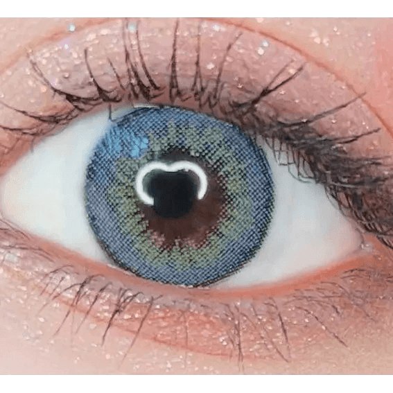 LensRang Iwwitch Blue — single-eye close-up showing the contact lens appearance