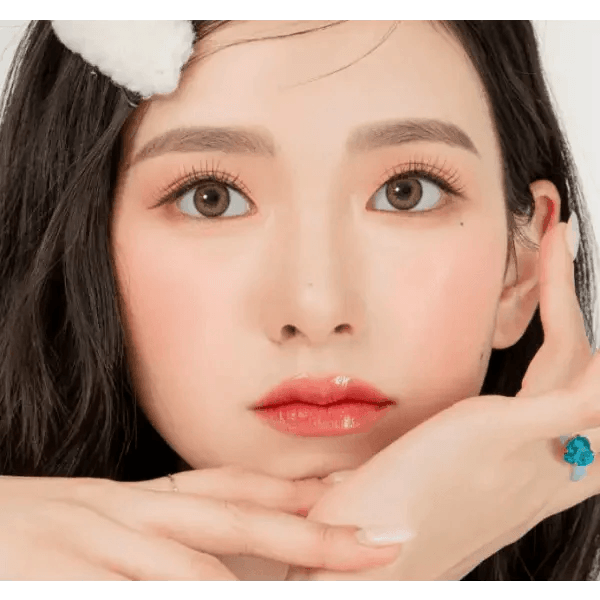 LensRang Iwwitch Brown — model portrait showing the contact lens look