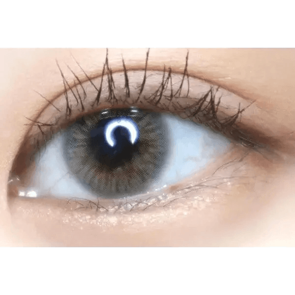 LensTown Kiralet Brown Toric — single-eye close-up showing the contact lens appearance