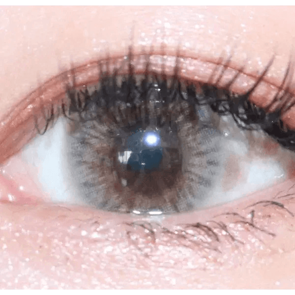LensTown Kiralet Brown Toric — single-eye close-up showing the contact lens appearance