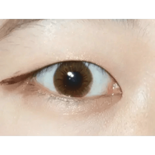 LensTown Sweet Pong Brown — single-eye close-up showing the contact lens appearance
