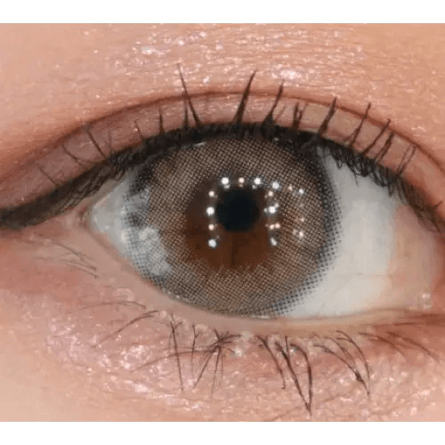 LensVery Silhouette2 Cream Beige Brown — single-eye close-up showing the contact lens appearance