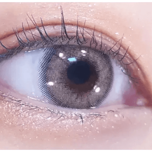 LensVery Silhouette2 Cream Beige Brown — single-eye close-up showing the contact lens appearance