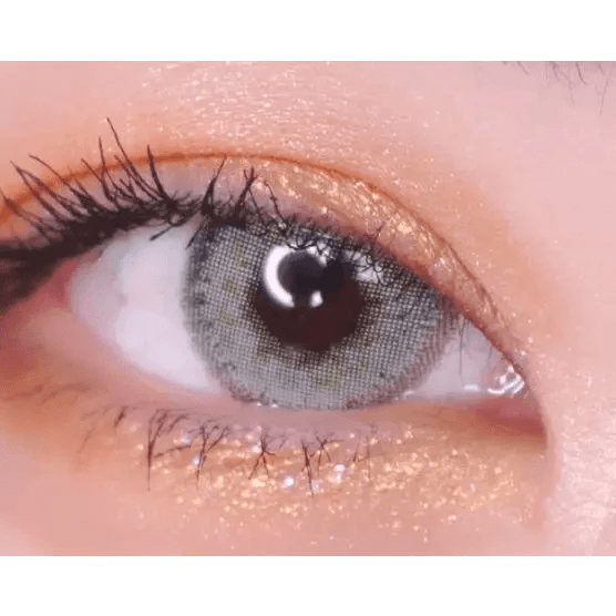 LensVery Silhouette Gray (10p) — single-eye close-up showing the contact lens appearance
