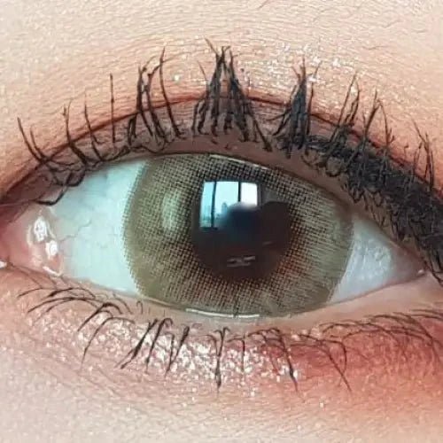 LensVery Wonder Eye Hazel — single-eye close-up showing the contact lens appearance