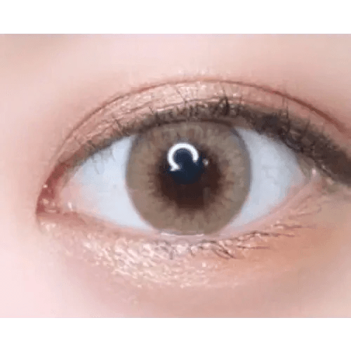 LensVery Wonder Eye Hazel — single-eye close-up showing the contact lens appearance