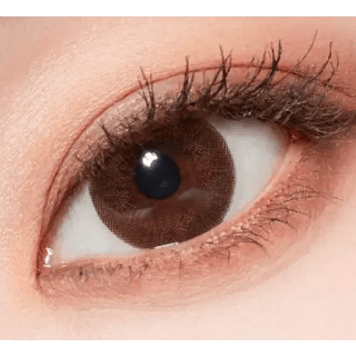 LensTown Lighly Classic Brown (20p) — single-eye close-up showing the contact lens appearance