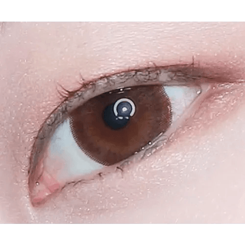 LensTown Lighly Classic Brown (20p) — single-eye close-up showing the contact lens appearance