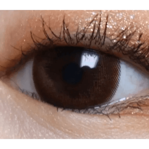 LensTown Lighly Classic Brown (20p) — single-eye close-up showing the contact lens appearance