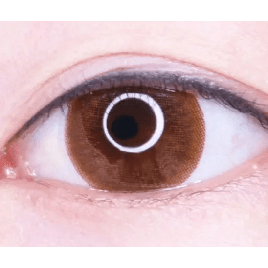 LensTown Lighly Classic Light Brown (20p) — single-eye close-up showing the contact lens appearance
