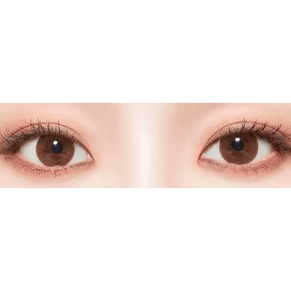 LensTown Lighly Classic Light Brown (20p) — single-eye close-up showing the contact lens appearance