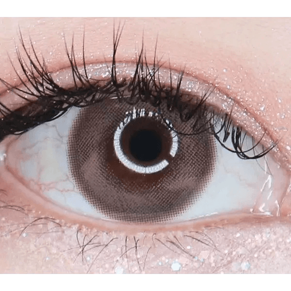 LensTown Lighly Mellow Pink (20p) — single-eye close-up showing the contact lens appearance