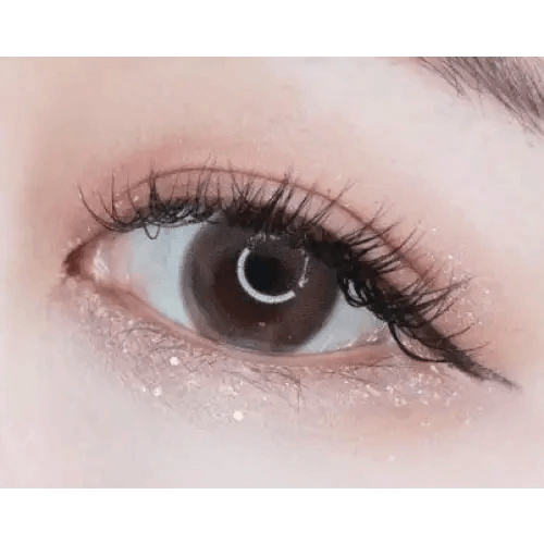 LensTown Lighly Mellow Pink (20p) — single-eye close-up showing the contact lens appearance