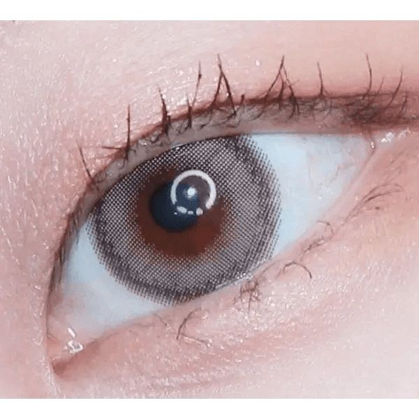 LensTown Lighly Rose Cacao (30p) — single-eye close-up showing the contact lens appearance