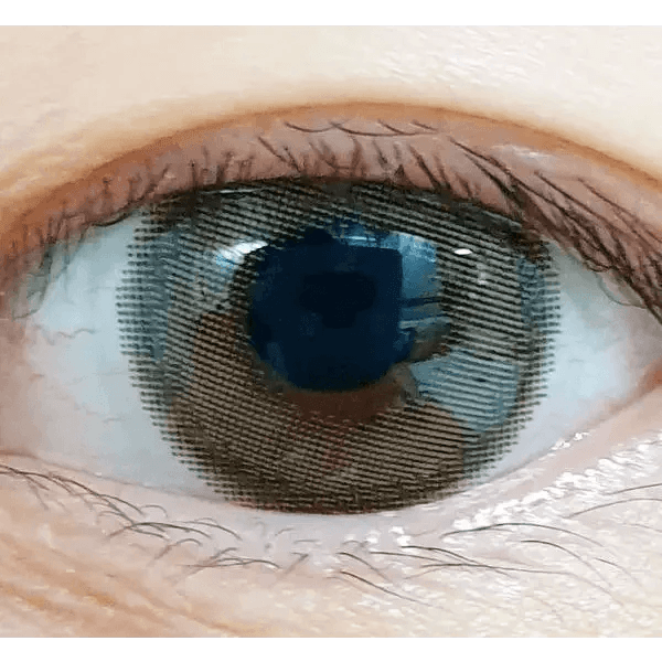 LensTown Lighly Rose Khaki (30p) — single-eye close-up showing the contact lens appearance