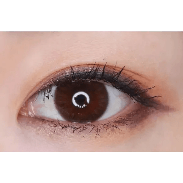 Olens Marry Me Choco — single-eye close-up showing the contact lens appearance