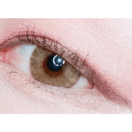LensTown Mio Blonde Hazel — single-eye close-up showing the contact lens appearance