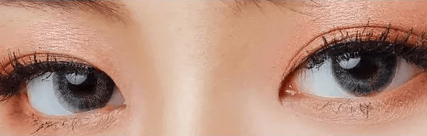 LensVery My Ann Something Gray — both eyes wearing the contact lenses
