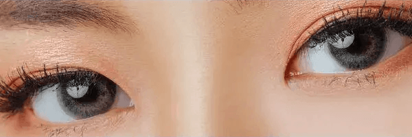 LensVery My Ann Something Gray — both eyes wearing the contact lenses