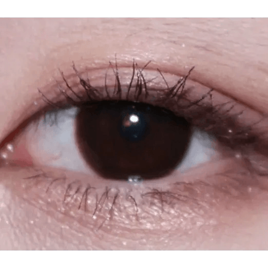 Olens It's Choco — single-eye close-up showing the contact lens appearance