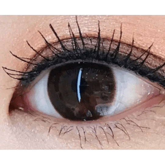 Olens It's Choco — single-eye close-up showing the contact lens appearance