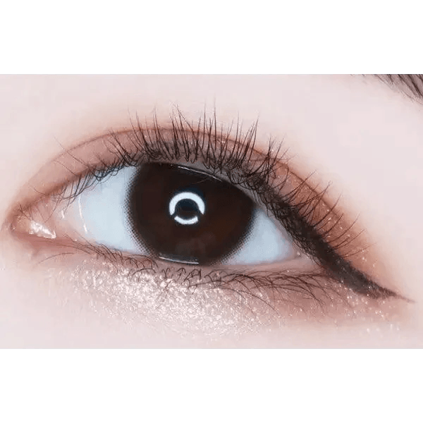 LensTown Nudy Coco Brown (10p) — single-eye close-up showing the contact lens appearance