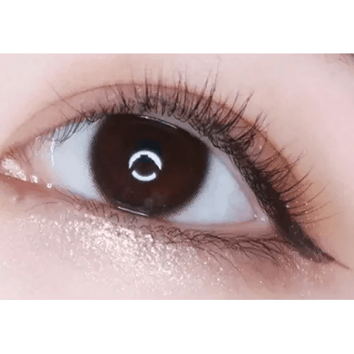 LensTown Nudy Coco Brown Toric — single-eye close-up showing the contact lens appearance