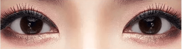 Olens Someday Brown — both eyes wearing the contact lenses