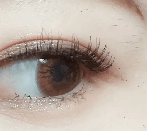 Olens Someday Brown — single-eye close-up showing the contact lens appearance