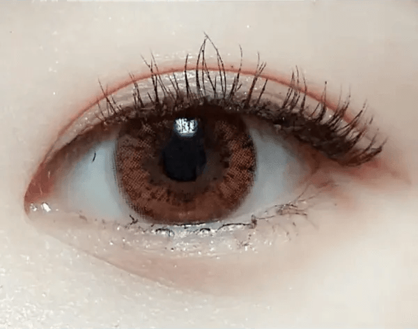 Olens Someday Brown — single-eye close-up showing the contact lens appearance