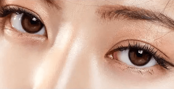 Olens Stay Black — both eyes wearing the contact lenses