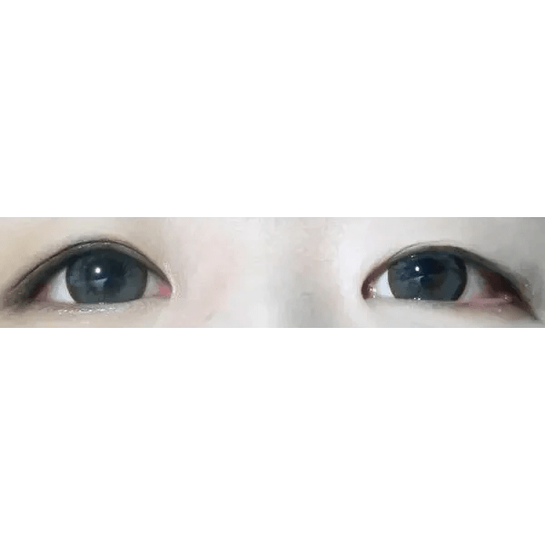 Olens Tok Tok Sugar Gray — both eyes wearing the contact lenses