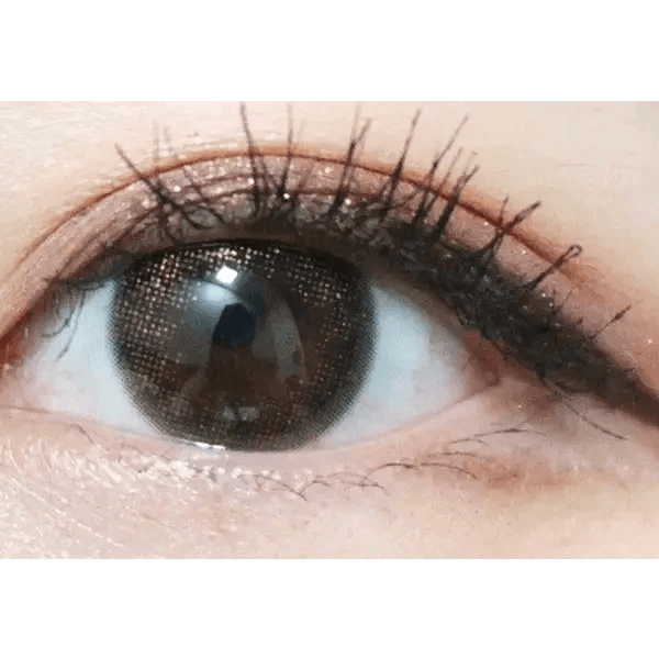 Olens Pearl Day Gold Black — single-eye close-up showing the contact lens appearance
