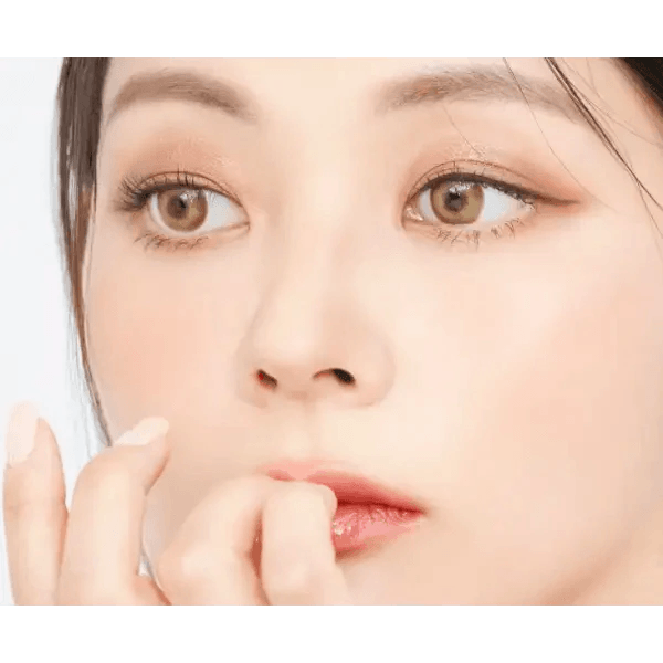 LensVery Photogenic Cream Beige (10p) — model portrait showing the contact lens look