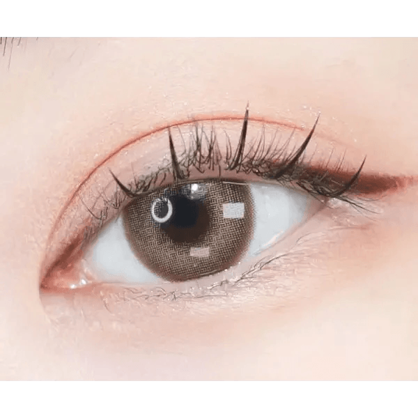 LensVery Photogenic Cream Beige (10p) — single-eye close-up showing the contact lens appearance
