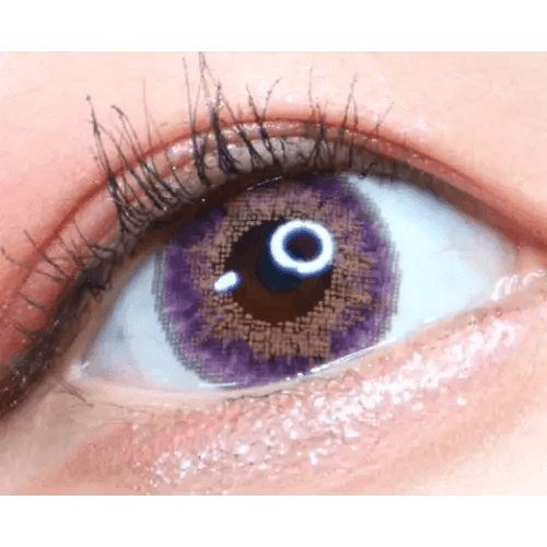 LensVery Poing Violet — single-eye close-up showing the contact lens appearance