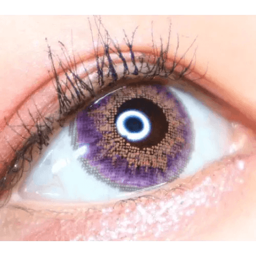 LensVery Poing Violet — single-eye close-up showing the contact lens appearance