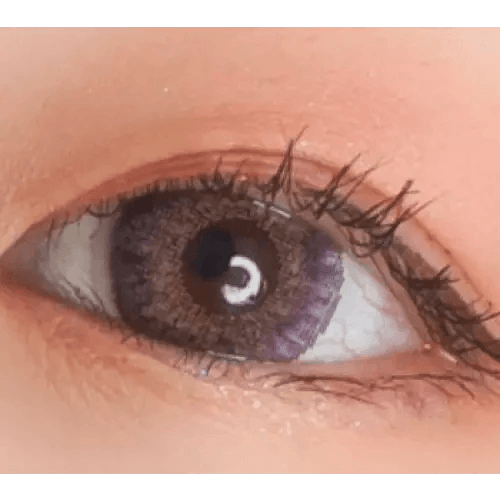 LensVery Poing Violet — single-eye close-up showing the contact lens appearance