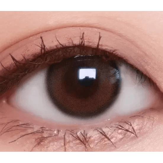 Olens Real Ring 1Day Brown (20p) — single-eye close-up showing the contact lens appearance