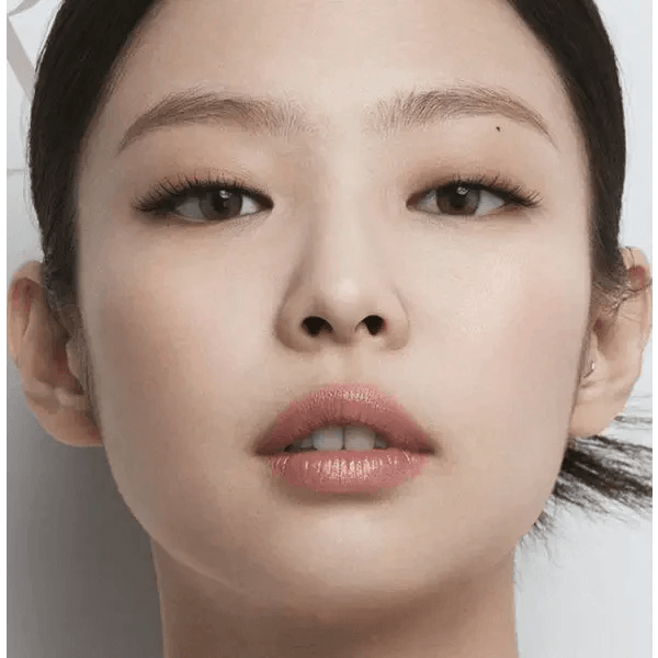 Olens Real Ring 1Day Brown (20p) — model portrait showing the contact lens look