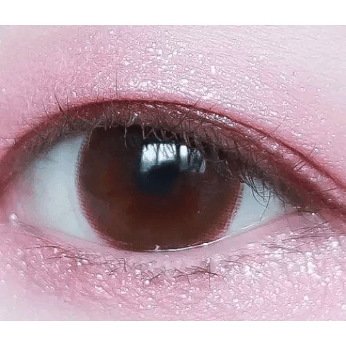 LensVery Rich Ann Latte Brown (6p) — single-eye close-up showing the contact lens appearance