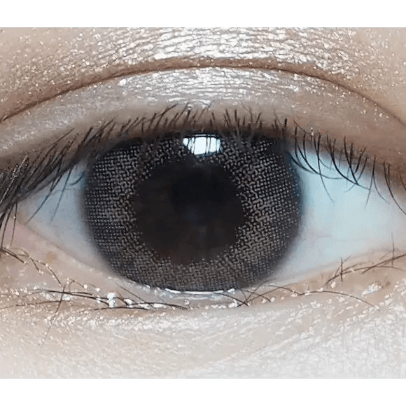 LensVery Rich Ann Natural Gray (6p) — single-eye close-up showing the contact lens appearance