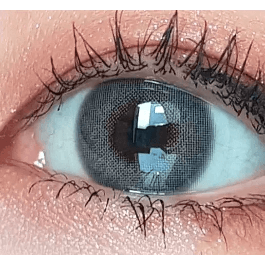 LensTown Romantea London 1Day Gray (10p) — single-eye close-up showing the contact lens appearance