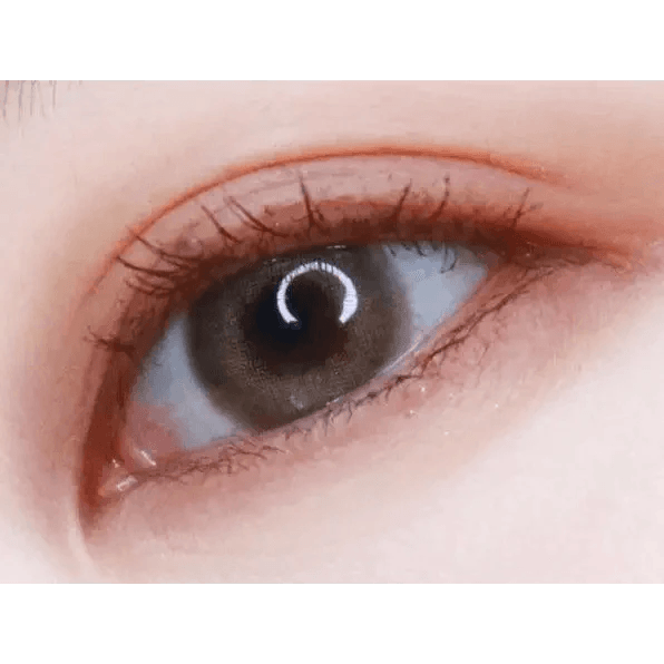 LensTown Romantea London Brown — single-eye close-up showing the contact lens appearance