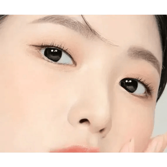LensTown Romantea Ring 1Day Black (10p) — model portrait showing the contact lens look
