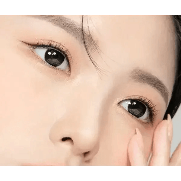 LensTown Romantea Ring 1Day Black (10p) — model portrait showing the contact lens look
