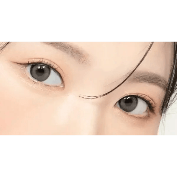 LensTown Romantea Ring 1Day Gray (10p) — model portrait showing the contact lens look
