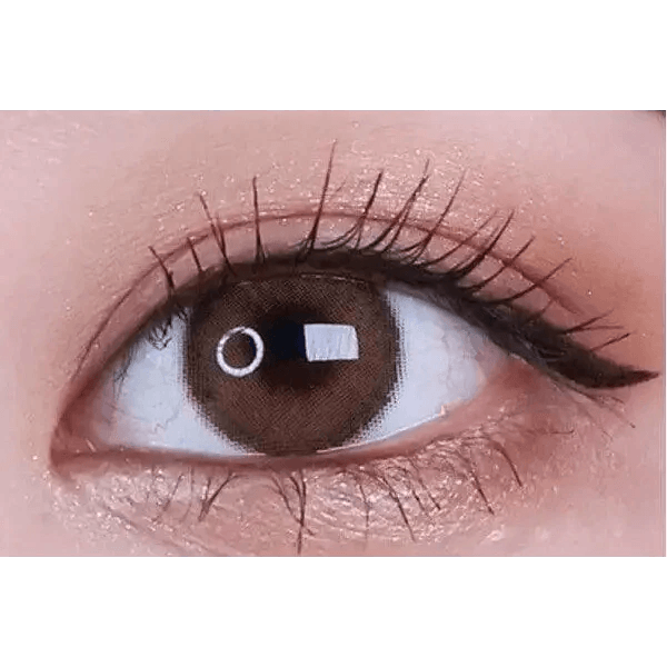 LensTown Romantea Rose Beige Brown Toric — single-eye close-up showing the contact lens appearance