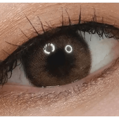 LensTown Romantea Rose Beige Brown Toric — single-eye close-up showing the contact lens appearance