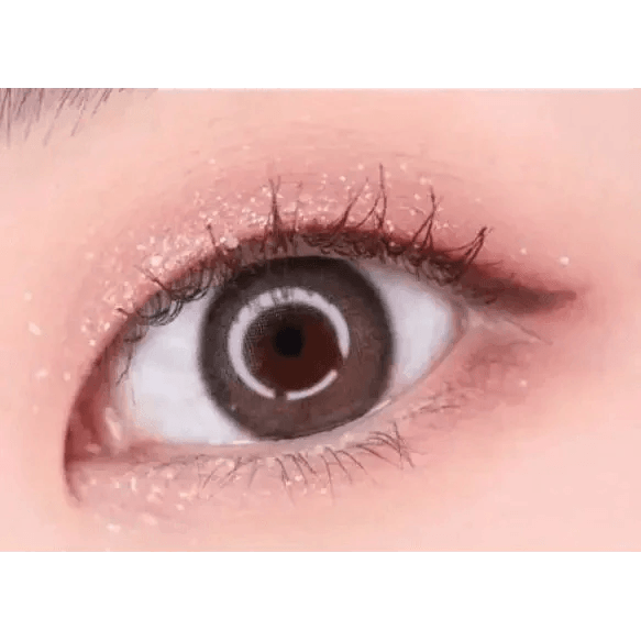 LensTown Romantea Rose Nude Brown Toric — single-eye close-up showing the contact lens appearance